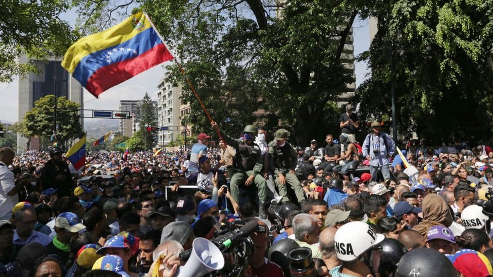 Los partidarios de la oposición acogieron y apoyaron a los militares que decidieron respaldar a Guaidó.