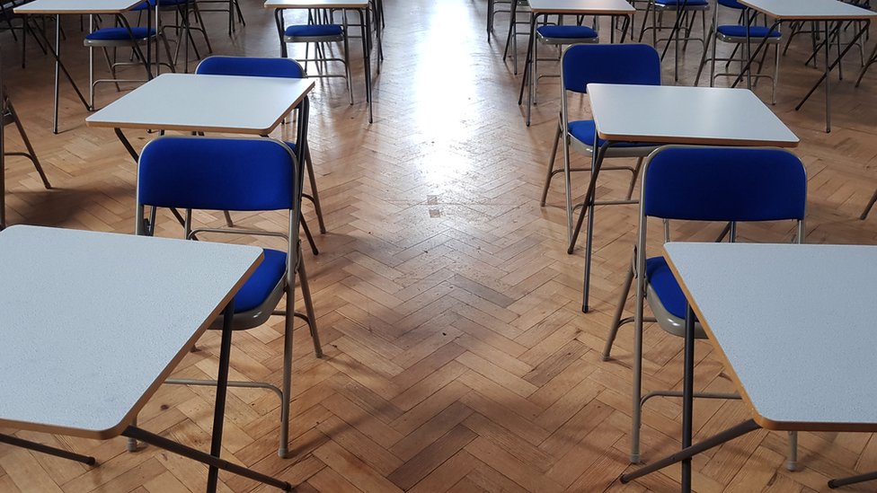 Пустые экзаменационные столы