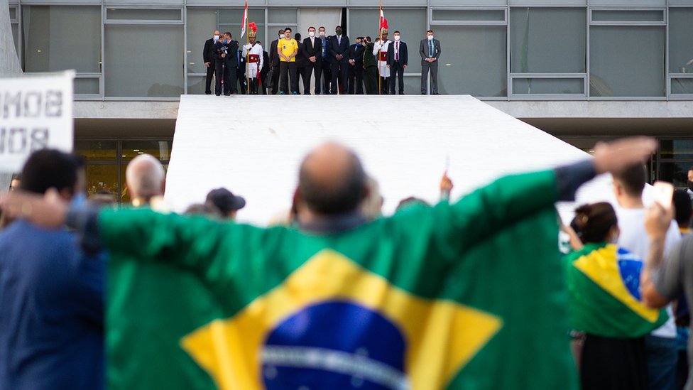 Jair Bolsonaro na rampa do Palácio do Planalto para acenar para seus apoiadores