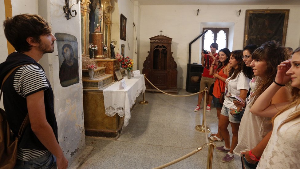 Turistas en el Santuario de la Misericordia en Borja para ver el Ecce Homo modificado.