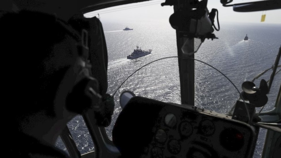Корабли ВМФ РФ через окно военного вертолета во время учений на Черноморском побережье, Крым (09 сентября 2016 г.)