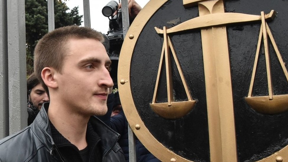 Павел Устинов уходит из зала суда после рассмотрения апелляции