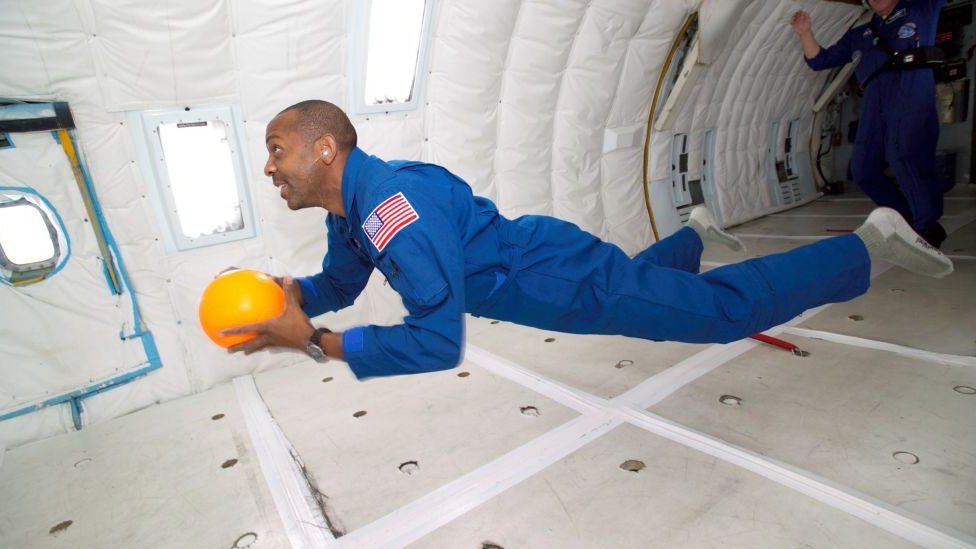 Miembro de la NASA en entorno sin gravedad.