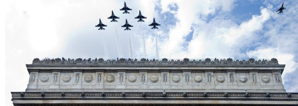Военно-воздушные силы США пролетают над Триумфальной аркой во время репетиции в пятницу, 11 июля