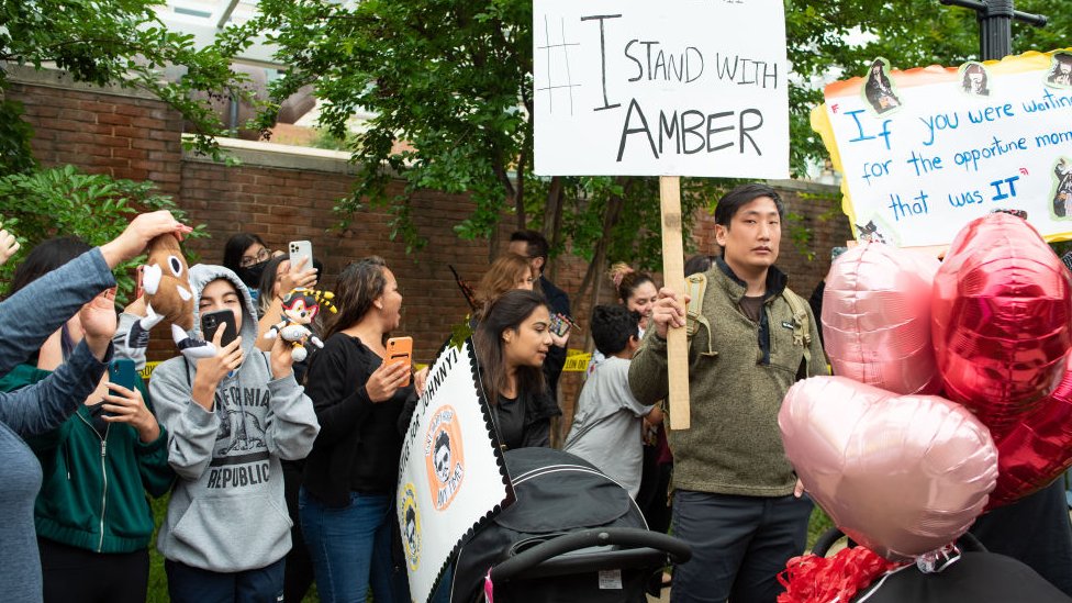 Fans de Amber Heard mostrándole su apoyo durante el juicio.