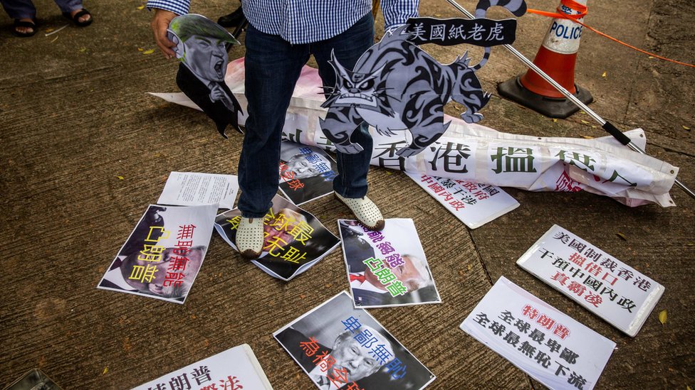 親北京示威者在美國駐香港總領事館後門踩踏特朗普照片抗議美國制裁香港官員（8/8/2020）