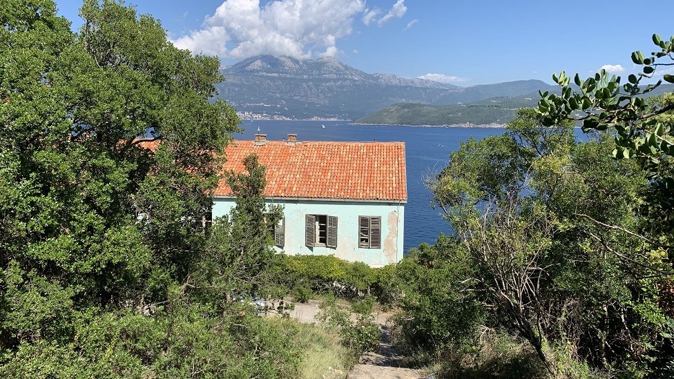 Pogled na crnogorska brda sa Prevlake i napuštena kuća