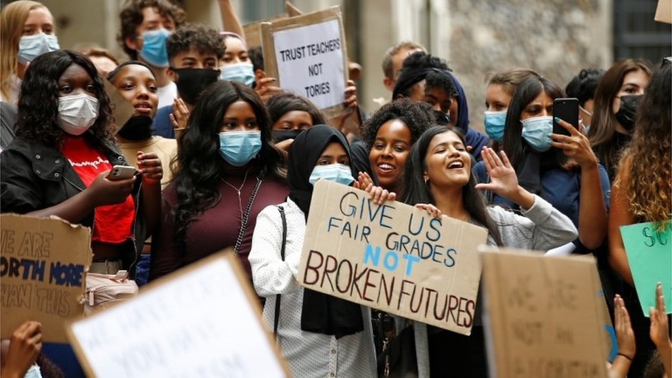 Студенты высшего уровня держат плакаты во время протеста перед Министерством образования на фоне вспышки коронавирусной болезни (COVID-19) в Лондоне, Великобритания, 16 августа 2020 г.