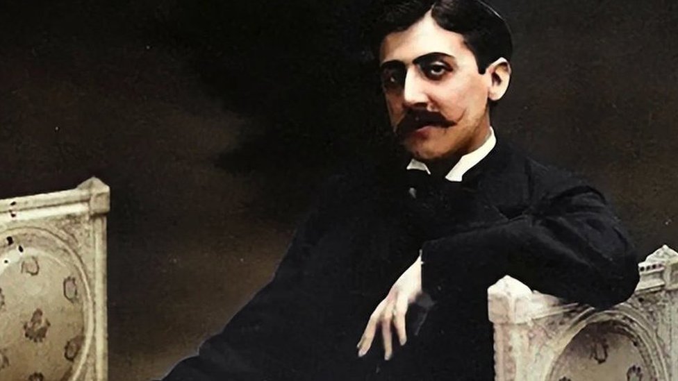 Prust je u "U traganju za izgubljenim vremenom" gromoglasno raskinuo sa devetnaestovekovnim konvencijama realizma zasnovanim na fabuli kako bi stvorio nešto potpuno novo