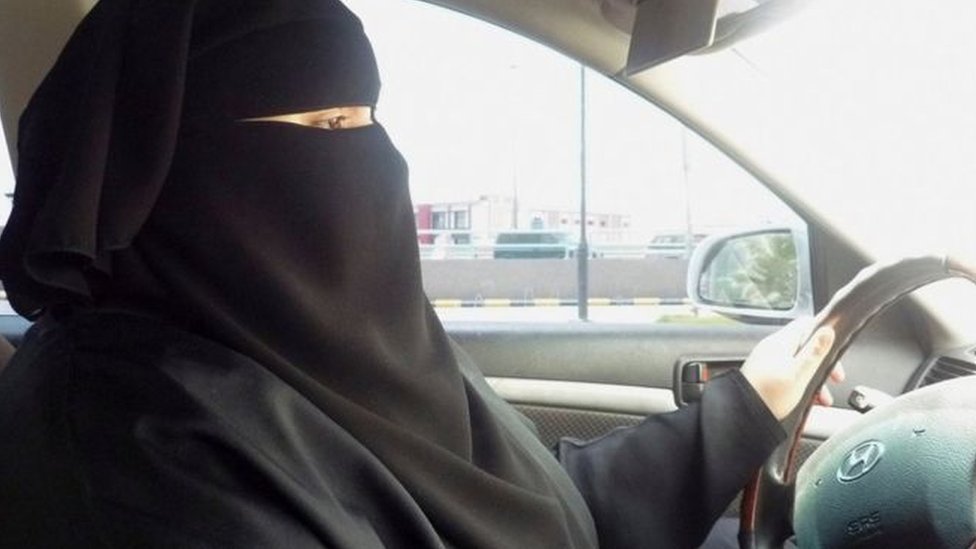 بدأ تطبيق قرار الملك سلمان بن عبد العزيز بالسماح للمرأة السعودية بقيادة السيارة