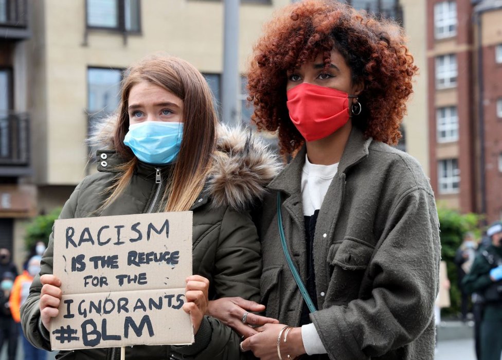 Участники акции Black Lives Matter в Белфасте