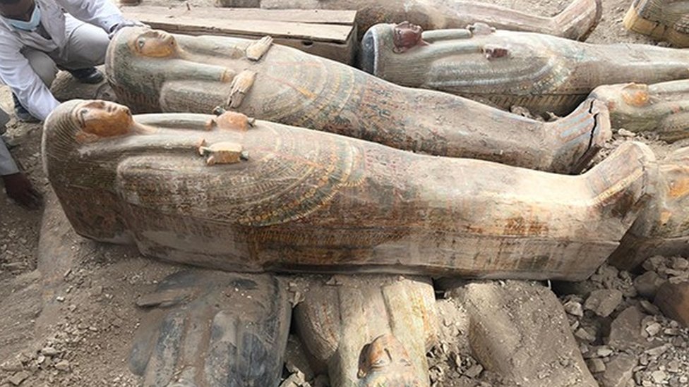 Древние египетские гробы, обнаруженные в фиванском некрополе Асасиф, недалеко от Луксора