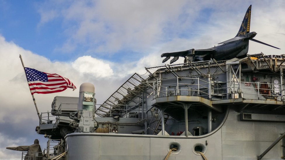 停靠波蘭格丁尼亞港的美國海軍基薩奇山號兩棲攻擊艦（USS Kearsarge）及其甲板上的AV-8鷂II式垂直攻擊機(17/9/2022)