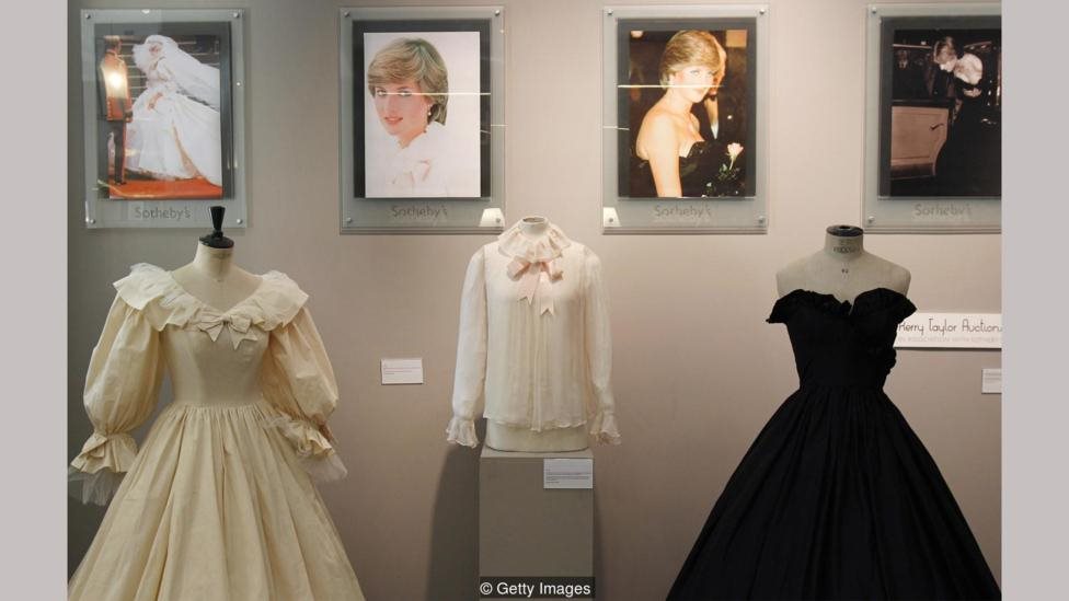Gaun pernikahan Putri Diana, bersama dengan blus sifon pink dan gaun taffeta hitam yang dikenakannya sebelum menikah semua dirancang oleh pasangan Emanuel.
