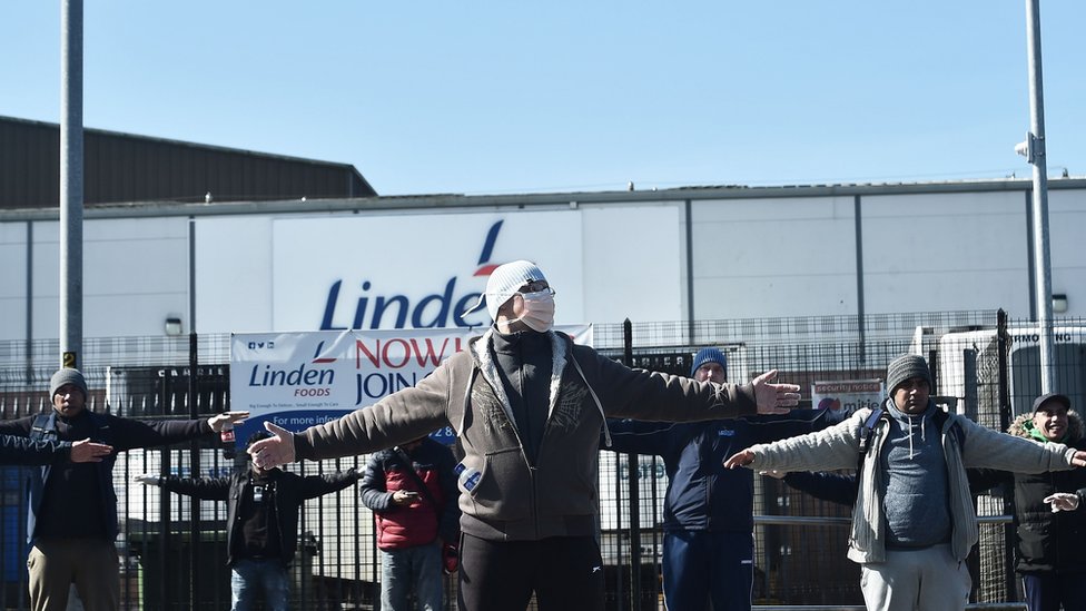 Сотрудники Linden Foods отказываются от социального дистанцирования