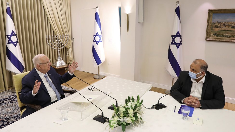 İsrail Cumhurbaşkanı Rivlin, koalisyonu kurma görevini Yesh Atid'in lideri Yair Lapid'e vermeden önce Mansur Abbas'ın da fikrini almıştı