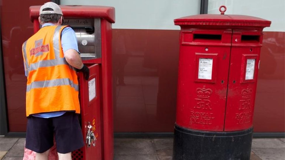 Почтальон опустошает почтовый ящик