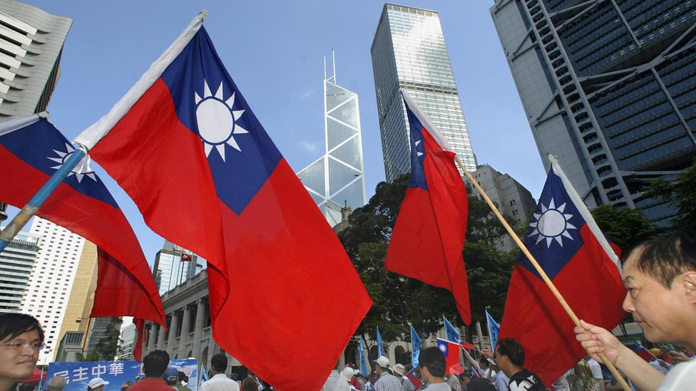 中國國民黨支持者在香港中環舉起青天白日滿地紅旗遊行（資料圖片）