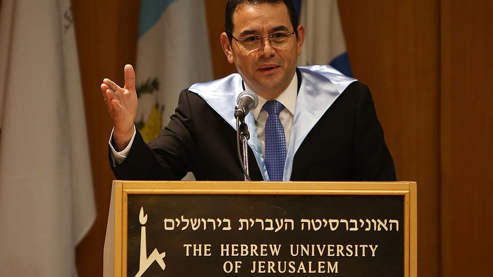 Con la medida, el presidente Morales también contenta a otros dos aliados. Jimmy Morales en la Universidad Hebrea de Jerusalén
