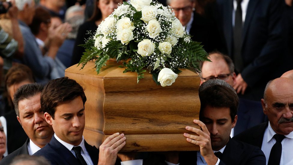 Сыновья журналистки Дафны Каруаны Галиции Мэтью и Пол несут гроб своей матери, которая была убита в результате взрыва заминированного автомобиля
