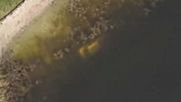 Auto hundido en Florida detectado por Google Earth.