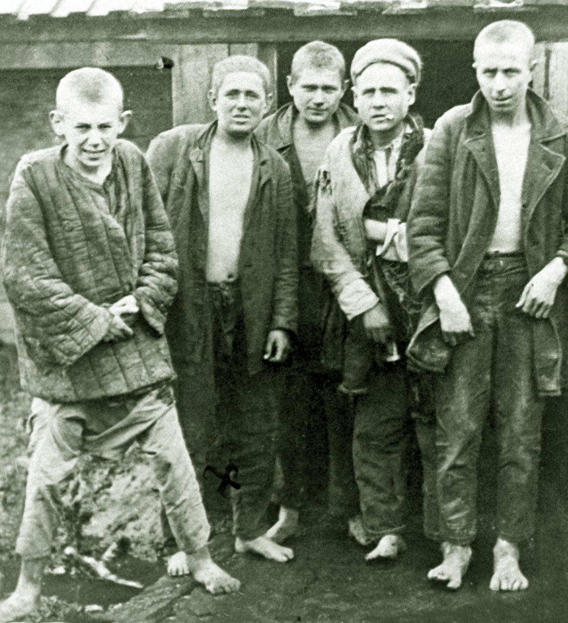 Безпритульні, 1932 рік. Отакої публіки найбільше боялися люди в безкінечній черзі за хлібом