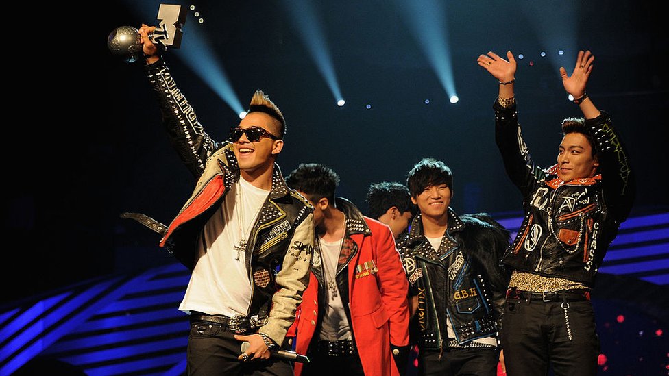 T.O.P. es uno de los cinco miembros de la "boy band" de pop coreano Big Bang. Big Bang festejando un premio MTV en 2011.