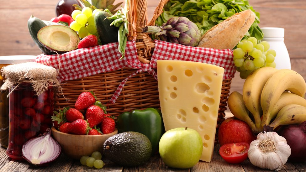 Las empresas deberían ofrecer a sus trabajadores nocturnos alimentos saludables. Comida saludable