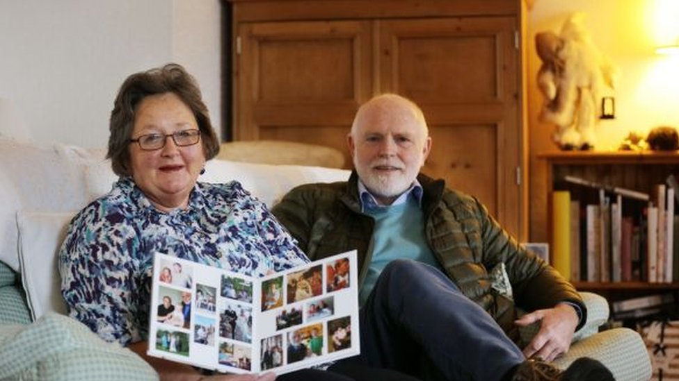 Стефани МакКоркелл и ее муж Чарльз рассматривают семейные фотографии