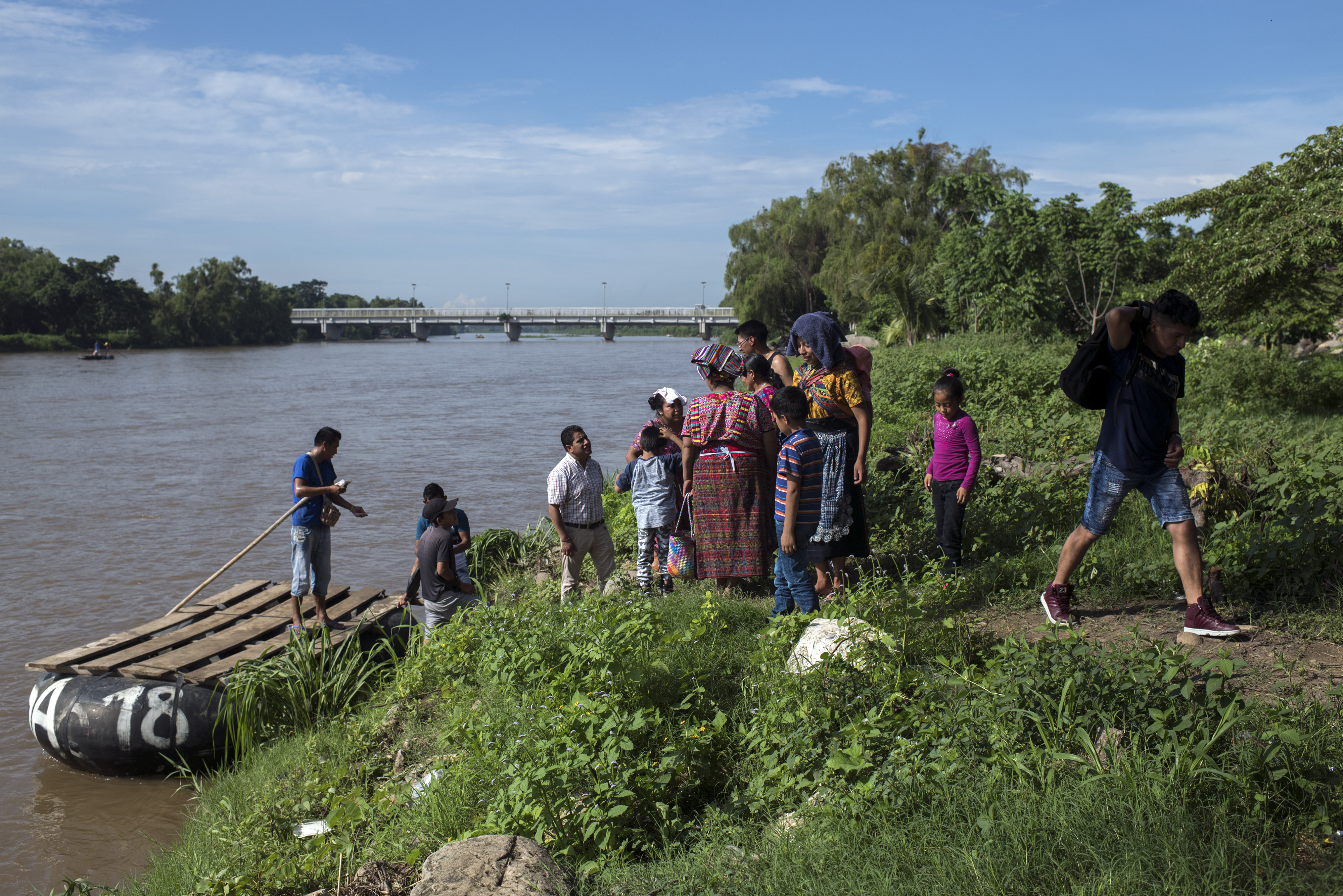 Мигранты прибывают в Мексику после пересечения реки Сушиате