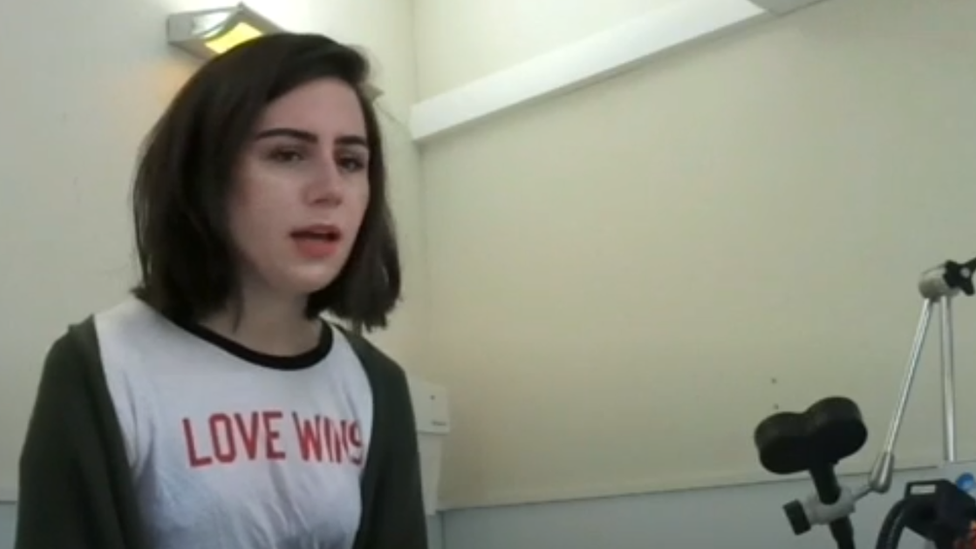 Dodie Clark probó varios tratamientos para su enfermedad, pero hasta ahora nada funcionó. Dodie Clark, joven londinense que sufre trastorno de despersonalización