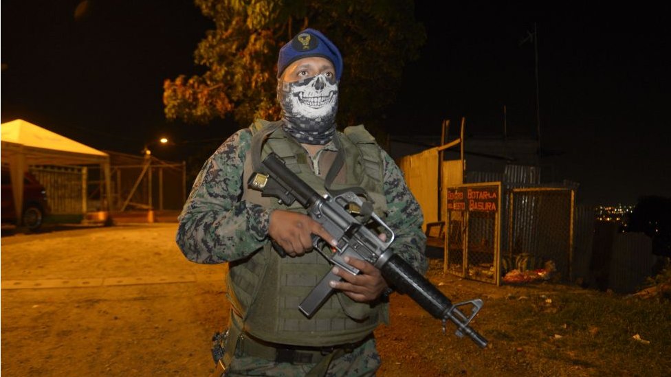 Un militar en las calles del Cerro Las Cabras de la provincia de Guayas