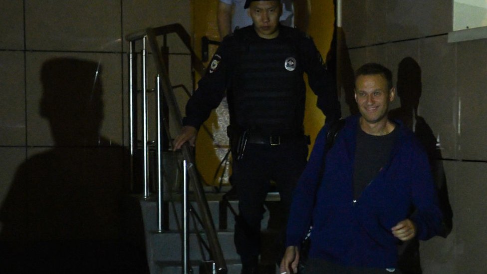 Navalny deja la corte tras ser condenado a 30 días de prisión.