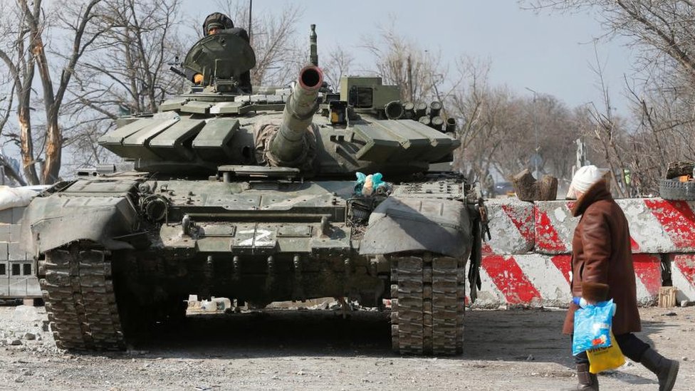 دبابة روسية في مدينة ماريوبول الأوكرانية المحتلة في مارس من العام الماضي