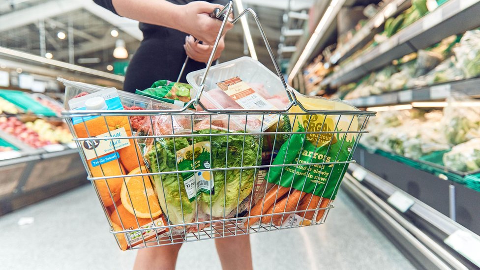 Los consumidores en los países ricos deberían pensar en el agua antes de comprar alimentos, dice el estudio. Mujer en el supermercado
