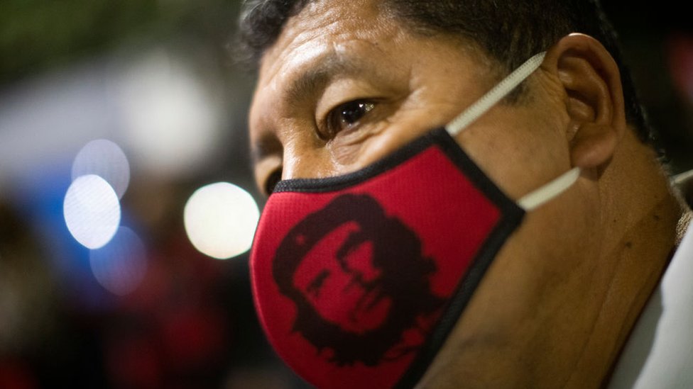 Un hombre con una mascarilla con la imagen del Che Guevara