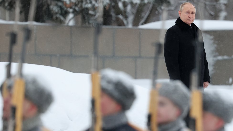 Снег дезинфицировали перед приездом Путина. Что рассказывает сотрудница Пискаревского кладбища
