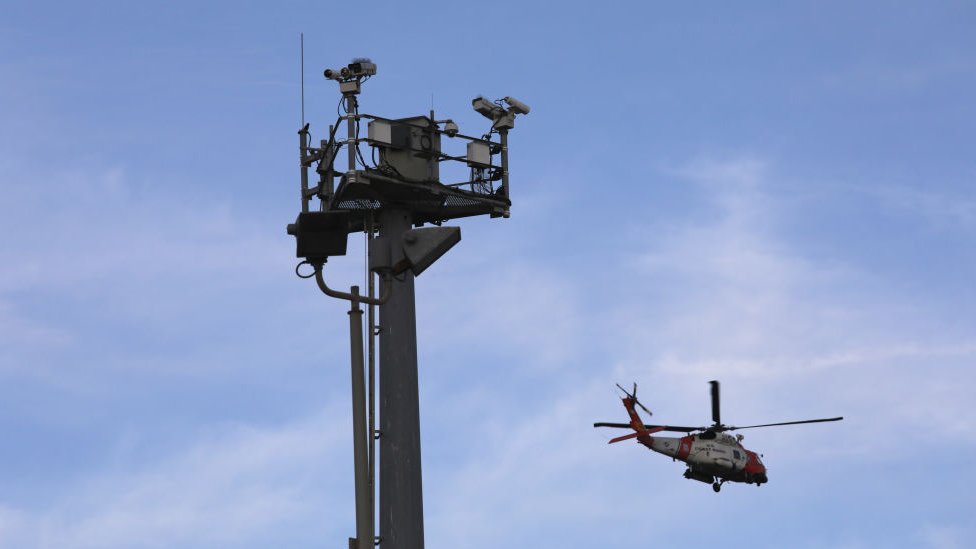 Cámaras de seguridad y helicóptero en la frontera