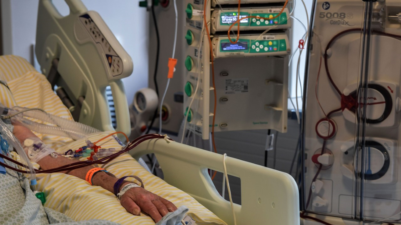 Paciente internado na UTI do hospital Albert Einstein, em São Paulo, em foto de 16 de novembro de 2020