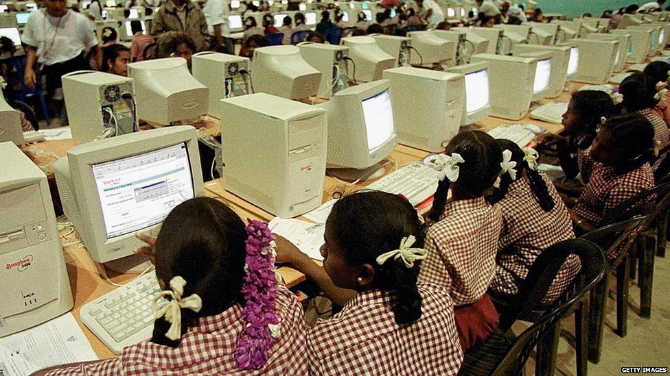 Индийские студенты в компьютерном классе