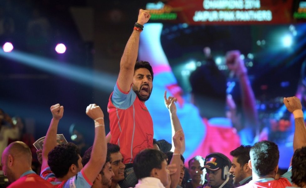 The Jaipur Pink Panthers team celebrates with their owner and Bollywood actor Abhishek Bachchan (C) after winning the final match against U Mumba team in the Pro Kabaddi League in Mumbai on August 31, 2014