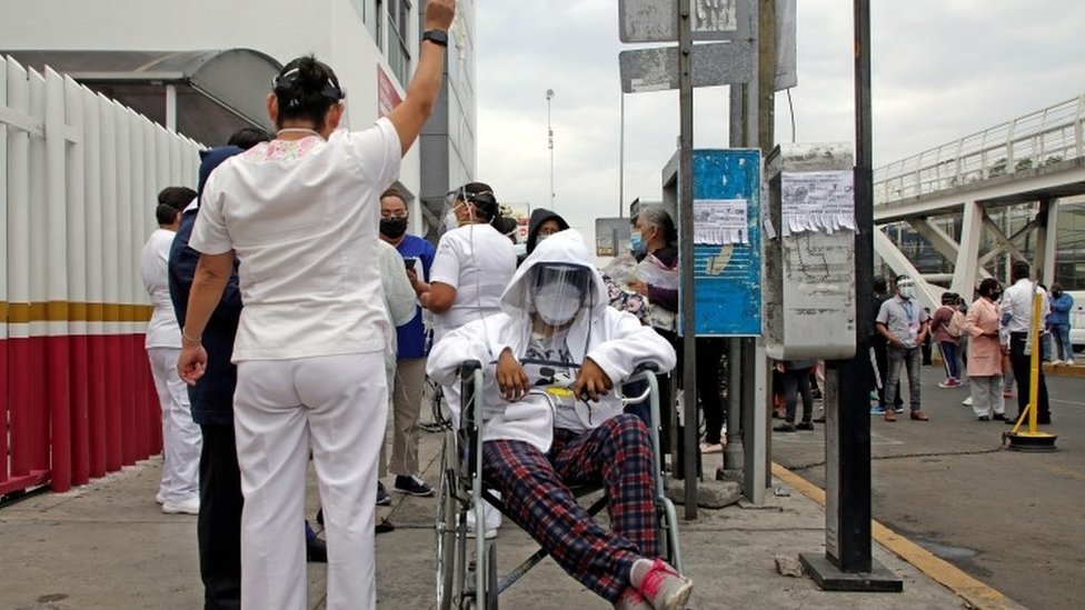Пациенты эвакуированы из больницы после того, как услышали сейсмическую тревогу в Пуэбла, Мексика