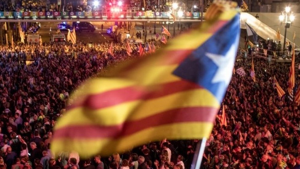 Se espera que decenas de miles de personas acudan a las urnas el domingo. Bandera catalana