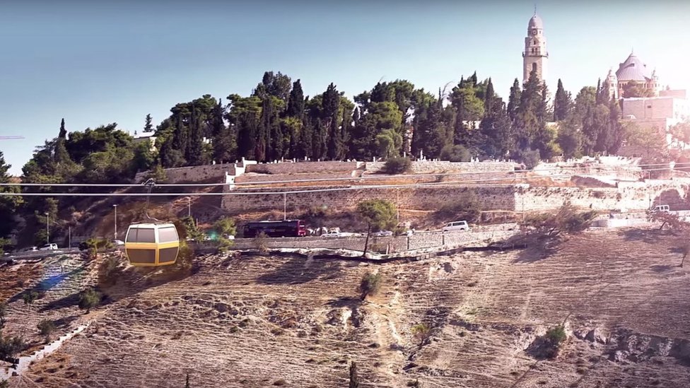 Скриншот рекламного видео, показывающего планируемую канатную дорогу, идущую через Старый город Иерусалима