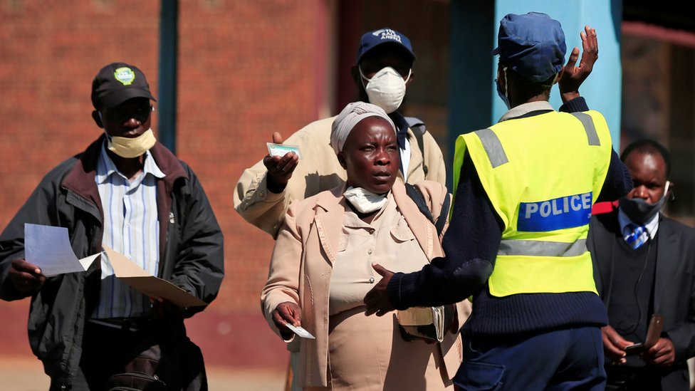 Женщина-полицейский отворачивает людей от центра города в преддверии запланированных антиправительственных акций протеста во время вспышки коронавирусной болезни (COVID-19) в Хараре, Зимбабве, 30 июля 2020 г.