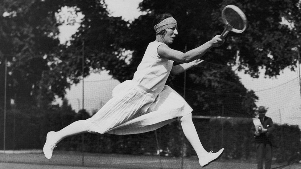 Una de las canchas del complejo deportivo lleva el nombre de Suzanne Lenglen, campeona de tenis en la década de 1920. Suzanne Lenglen