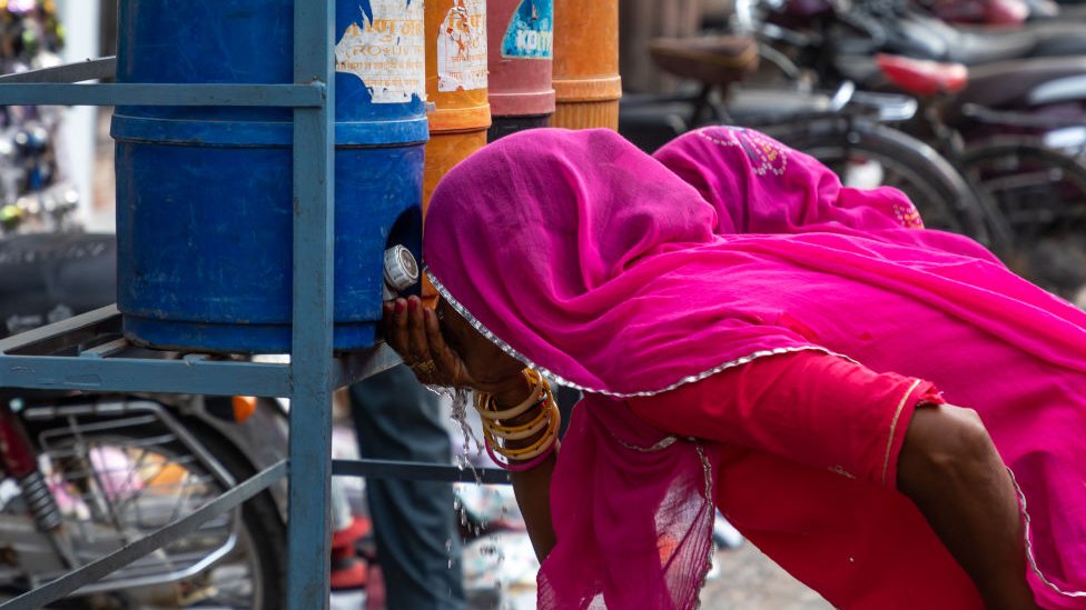 Женщина из Раджастхани пьет воду