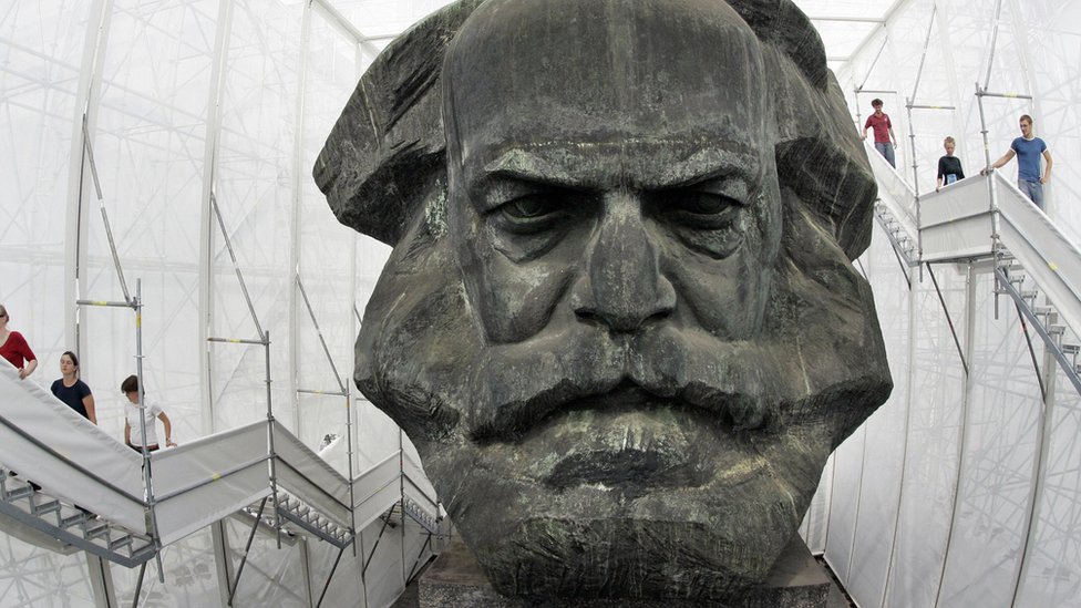 Hay dificultades propias del español para traducir términos que Marx utiliza en el original alemán. Busto de Marx
