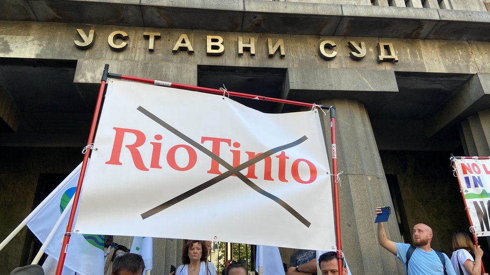 Demonstranti protiv iskopavanja litijuma drže plakat na kom je prekrižen natpis Rio tinto ispred Ustavnog suda u Beogradu