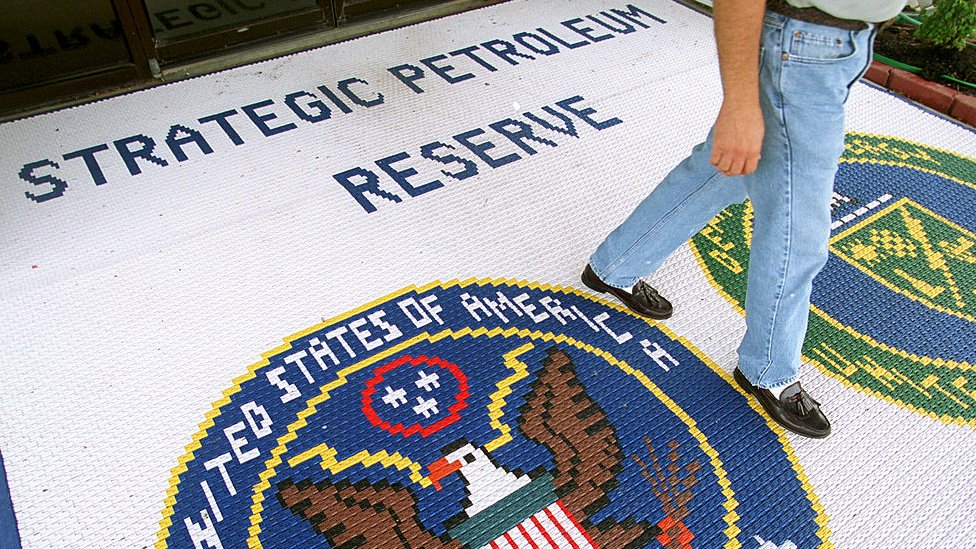 Коврик на полу приветствует людей в штаб-квартиру стратегического нефтяного резерва в Техасе
